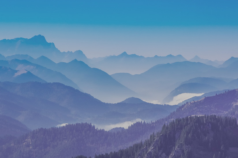 Panorama di montagna orizzonte, siamo guidati dall’ambizione e ancorati all’integrità