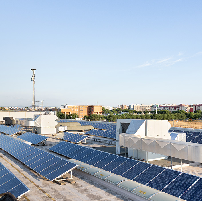 UTA AQX Clivet e pannelli fotovoltaici installati sul tetto del centro commerciale Mongolfiera a Lecce