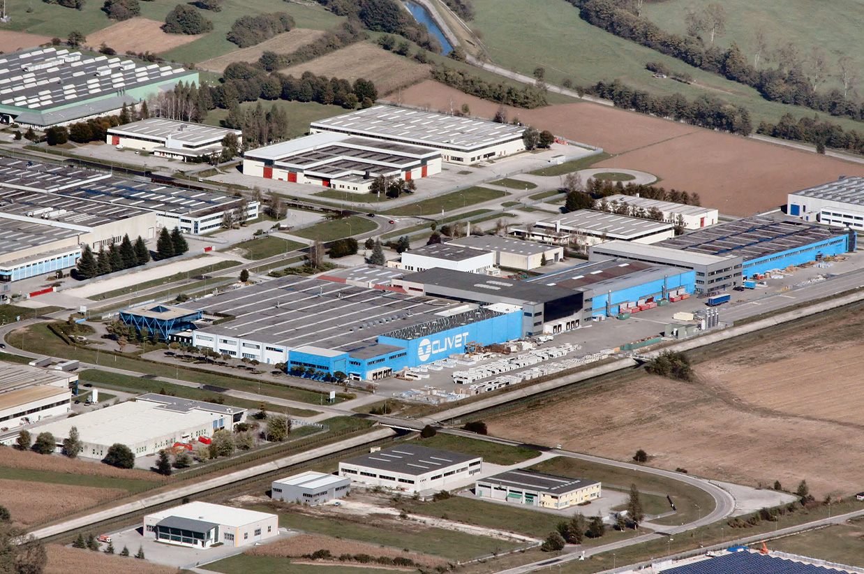 Vue du haut des usines Clivet, tradition de confort